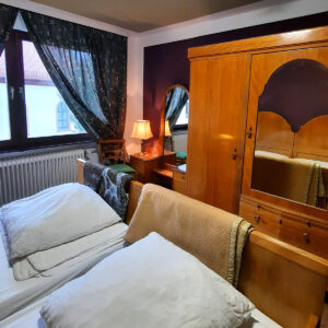 Maison Fasson Bilsenkraut Zimmer vintage Möbel, Bett, Schrank und Schminktisch