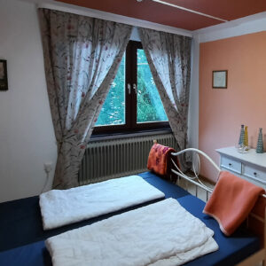 Maison Fasson Zimmer Seidelbast vintage Möbel mit Bett, Nachttischen, Fenster mit Vorhängen