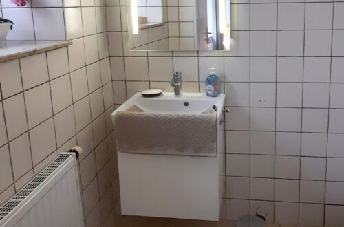 Maison Fasson Ferienwohnung 1 - en suite Toilette Waschtisch mit Spiegel