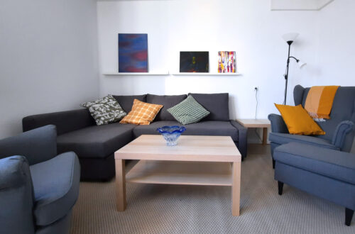 Maison Fasson Ferienwohnung 2 Wohnzimmer Sofa, Sessel, Tisch und Bilder