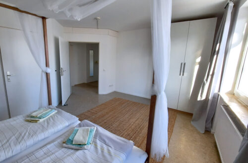 Maison Fasson Ferienwohnung 2 Schlafzimmer mit Himmelbett und Schrank