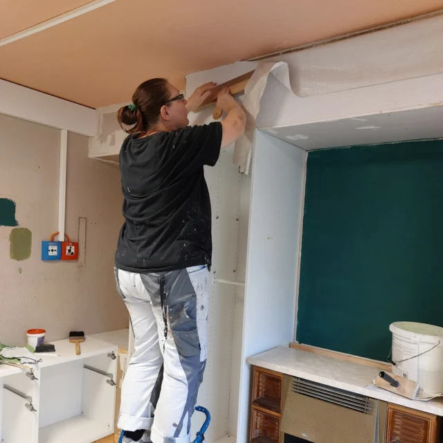 In der Bibliothek des Maison Fasson - Das Gruppenhaus geht es weiter voran. 💚💚💚
Nachdem die Regale und Schränke aufgebaut, eingebaut und verkleidet sind, tapeziert die Dorit die Gipskartonflächen. Es soll der Eindruck entstehen, dass die Schränke in die Wände eingebaut sind, daher müssen die "neuen" Wände natürlich auch den "alten" Wänden angepasst werden. 🍀🌺🍀
Nachdem die Tapete getrocknet ist, geht es an die Farbe. Die Bibliothek wird Grün, ein Petrolgrün. Decke, Wände und anschließend auch die Regale und Schränke werden grün gestrichen. 💚💚💚
Wie findet ihr die Farbe? 
.
.
.
.
#gruppenhaus #ferienwohnung #donnersberg #ruppertsecken #donnersbergkreis #vacation #travel #pfalz #wandern #renovieren #vintage #oldhouse #upcycling #nordpfalz #ferienwohnung #fewo #pfälzerhöhenweg #selbstversorgerhaus #bibiothek #libary #grün #ıkea #ikeahack #darkacademia