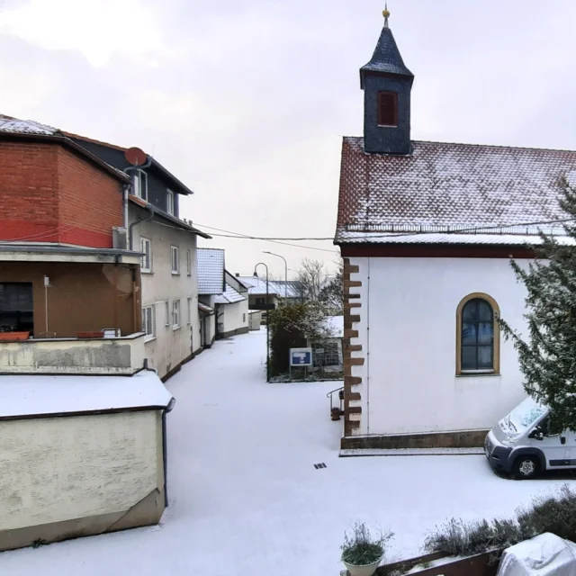 Der Blick vom Balkon des Maison Fasson - Das Gruppenhaus. ❄☃❄
Manchmal fällt auch im Maison Fasson Schnee und manchmal bleibt er auch liegen. Meistens ist der Schnee auch schnell wieder getaut, manchmal bleibt er - wie ein gerne gesehener Gast - auch über Nacht. ⛄🌨☃
Weiße Weihnacht gibt es jedoch sehr selten, meist fällt der Schnee, wenn er mal länger liegen bleiben soll, im Januar oder Februar. Im Schnee zu Wandern ist immer wunderschön und das Maison Fasson ist der ideale Ausgangspunkt. Am Ende einer Wanderung kommt man zurück und macht es sich mit einem heißen Tee oder Kakao im Gruppenhaus oder in den Ferienwohnungen gemütlich. ⛄⛄⛄
Thomas und Dorit wünschen Euch schöne Weihnachtstage. 🎄🎄🎄