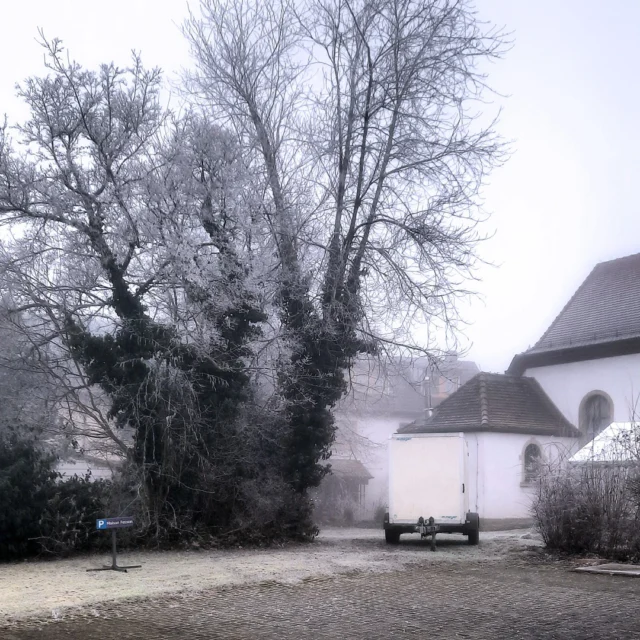 Der letzte Tag des Jahres ist im Maison Fasson angebrochen. 🍀🍀🍀
Wir - Thomas und Dorit - wünschen Euch, geneigte Leser, einen guten Rutsch und ein frohes Neues Jahr. 🍀🐞🍀
Thomas und Dorit haben ein ereignisreiches Jahr erlebt. Zwei Maison Fasson - Die Ferienwohnungen wurden komplett renoviert und modern gestaltet. Das Maison Fasson - Das Gruppenhaus ist in ein vintage Paradies verwandelt worden, mit vielen behaglichen Zimmern und Aufenthaltsräumen. 🎆🎇🎆
Jetzt ist alles fertig renoviert und Thomas und Dorit freuen sich auf Ihre Gäste. 
Auf dem Bild seht ihr den Garten vom Maison Fasson mit Thomas großem Kofferanhänger. Das ganze Jahr waren Thomas und Dorit unterwegs und haben den Kofferanhänger voll mit tollen Vintagemöbeln beladen und ins Maison Fasson gebracht. 🩵❄🩵
Wir freuen uns, Euch im neuen Jahr im Maison Fasson begrüßen zu dürfen. ❤❤❤
Eure Thomas und Dorit vom Maison Fasson 
.
.
.
.
#gruppenhaus #ferienwohnung #donnersberg #ruppertsecken #donnersbergkreis #vacation #travel #pfalz #wandern #renovieren #vintage #oldhouse #upcycling #nordpfalz #ferienwohnung #fewo #pfälzerhöhenweg #selbstversorgerhaus
#licht #winter #schnee #silvester #nebel #neujahr