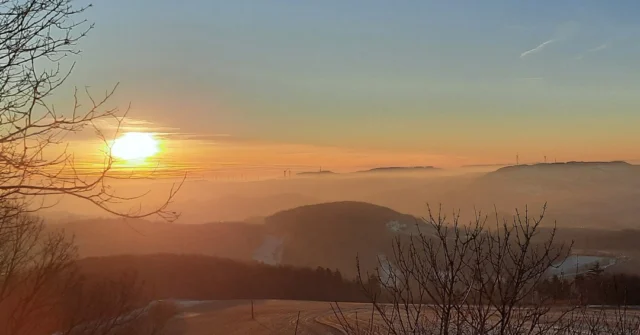 Maison Fasson im Winter. ❄⛄❄
Auch in der kalten Jahreszeit bietet, das Maison Fasson - Das Gruppenhaus und Maison Fasson - Die Ferienwohnungen schöne Anreize das nordpfälzer Bergland zu besuchen. Das gemütlichen Gruppenhaus und die Ferienwohnungen bieten alles, was man für einen schönen und entspannenden Aufenthalt benötigt und die Umgebung tut ihr Übriges dazu. 🌅🌄🌅
Selbst im Winter lassen sich Umgebung und die Hügel der Nordpfalz auf Wanderwegen erkunden. Besonders zu dieser Jahreszeit genießt man bei klarem Wetter und bei strahlendem Sonnenschein die Weite der Region. 🗻🌄🗻
Wunderschöne Sonnenaufgänge und Sonnenuntergänge färben die Landschaft in ein magisches Licht. Aus dieser Zauberwelt zurückgekehrt in das Maison Fasson fühlt man sich in vergangene Zeiten oder an verzauberte Orte versetzt. ❄⛄❄
.
.
.
.
#gruppenhaus #ferienwohnung #donnersberg #ruppertsecken #donnersbergkreis #vacation #travel #pfalz #wandern #renovieren #vintage #oldhouse #upcycling #nordpfalz #ferienwohnung #fewo #pfälzerhöhenweg #selbstversorgerhaus
#licht #winter #schnee #silvester #schnee #neujahr #winterwunderland #winterwonderland #sunset