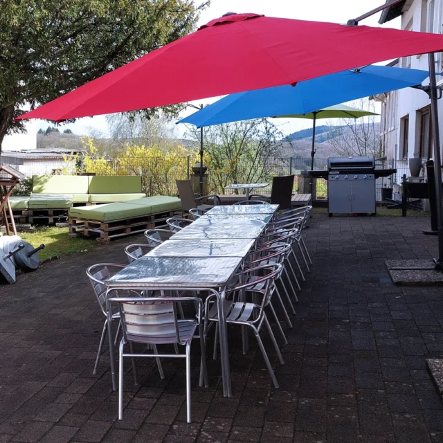 Bunte Sonnenschirme im Maison Fasson. 🌸🌷🌸
Unter bunten Sonnenschirmen steht der lange Tisch im Hof vom Maison Fasson, die Stühle stehen bereit und der Grill ist vorbereitet. 🥗🥘🥗
Es ist die Zeit, dass sich Gäste im Maison Fasson treffen. Freunde sitzen entspannt zusammen und genießen die Ruhe und die Annehmlichkeiten des Gruppenhauses oder der Ferienwohnungen im Maison Fasson. 🌸🌼🌸
Kommt vorbei und verbringt eine tolle Zeit im höchsten Dorf der Pfalz. 
Eure Gastgeber Thomas und Dorit 🪻🪻🪻
.
.
.
.
#gruppenhaus #ferienwohnung #donnersberg #ruppertsecken #donnersbergkreis #vacation #travel #pfalz #wandern #renovieren #vintage #oldhouse #upcycling #nordpfalz #ferienwohnung #fewo #pfälzerhöhenweg #selbstversorgerhaus
#donnersberger_land #frühling