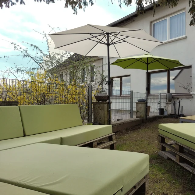 Endlich ist der Frühling da im Maison Fasson! 🌸🌷🌸
Endlich können wir wieder draußen draußen die Zeit genießen. Unsere Lounge unter den bunten Sonnenschirmen lädt zum Verweilen ein. 🌞🌻🌞

Draußen im Sonnenschein genießen wir die warmen Tage und verbringen kostbare Zeit mit Freunden. 🌸🌷🌸
Ein schöne Wochenende im Maison Fasson liegt vor uns und endlich können wir wieder entspannte Tage mit Freunden und Familie verbringen. 🍹🍨☕

Gemeinsam lachen, essen und einfach das Leben feiern! 🌞🌻🌞
Wir freuen uns auf das Maison Fasson.
Eure Thomas und Dorit 🪻🪻🪻
.
.
.
.
#gruppenhaus #ferienwohnung #donnersberg #ruppertsecken #donnersbergkreis #vacation #travel #pfalz #wandern #renovieren #vintage #oldhouse #upcycling #nordpfalz #ferienwohnung #fewo #pfälzerhöhenweg #selbstversorgerhaus
#donnersberger_land #frühling