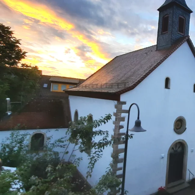 Guten Morgen aus dem Maison Fasson. 🪻🪻🪻
Der Blick aus dem Fenster ist einfach traumhaft, die Sonne geht hinter der kleinen Kirche auf und leuchtet die Wolken in einem magischen Farbspiel an. Es verspricht, wieder ein sonniger Tag zu werden. ☀️🌼☀️
Jetzt noch eine Tasse Kaffee zum Frühstück und dann geht es hinaus in die herrliche Natur rund um das Maison Fasson. Ein Spaziergang auf den Schlossberg oder eine Wanderung in die Umgebung, das heißt Glück und Entspannung im Urlaub im Frühling im Maison Fasson. 🪻🌷🪻
Eure Gastgeber Thomas und Dorit 
,
,
,
,
#gruppenhaus #ferienwohnung #donnersberg #ruppertsecken #donnersbergkreis #vacation #travel #pfalz #wandern #renovieren #vintage #oldhouse #upcycling #nordpfalz #ferienwohnung #fewo #pfälzerhöhenweg #selbstversorgerhaus
#donnersberger_land #frühling #sonnenaufgang