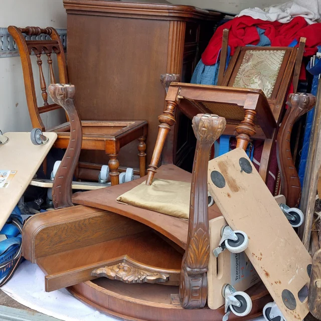 Erinnert Ihr Euch noch? 🤔❓🤔

Vor genau einem Jahr waren Thomas und Dorit vom Maison Fasson in ganz Südwest-Deutschland unterwegs und haben tolle alte Möbel eingesammelt.
Die schönsten Vintagemöbel haben sie für Euch gefunden, so dass das Maison Fasson im Vintagstil eingerichtet werden kann. 🌱🌿🌳

Das älteste Schlafzimmer stammt ca. aus den Jahren 1910 und ist reiner Jugendstil. Möbel aus den 1930 bis 1950er Jahren stehen in den Zimmern und warten auf Euch. Kommt vorbei und schaut Euch die Zimmer an und natürlich könnt Ihr in den Zimmern auch schlafen und eine tolle Zeit verbringen. 🌸🌹🌸

Wir freuen uns auf Euch 🪻🪻🪻
Eure Thomas und Dorit
.
.
.
.
#gruppenhaus #ferienwohnung #donnersberg #ruppertsecken #donnersbergkreis #vacation #travel #pfalz #wandern #renovieren #vintage #oldhouse #upcycling #nordpfalz #ferienwohnung #fewo #pfälzerhöhenweg #selbstversorgerhaus #donnersberger_land #sonnenschein #wein #Naturgenuss