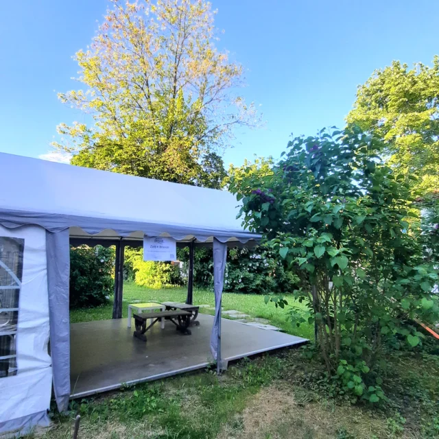 Das Zelt im Maison Fasson 🌸🎪🌸

Ein Zelt im Garten, der Grill duftet, das Lachen von Freunden erfüllt die Luft.
Im Gruppenhaus wird aus einem einfachen Abend ein unvergesslicher Moment.
Gemeinsam im Zelt im Garten sitzen, den Sonnenuntergang genießen, den Sommer spüren. 🌻🌞🌻

Hier zählt das Miteinander – draußen in der Natur, frei und voller Leben. 🌳🪵🌳

Ob Freunde, Familie oder Gruppe:
Bei uns wird aus Zusammensein echtes Glück. 
Eure Thomas und Dorit vom Maison Fasson 🪻🪻🪻
.
.
.
.
#MaisonFasson #Frühlingsgefühle #Sonnenmoment #LandlebenGenießen #Frühlingserwachen #gruppenhaus #ferienwohnung #donnersberg #ruppertsecken #donnersbergkreis #vacation #travel #pfalz #wandern #renovieren #vintage #oldhouse #upcycling #nordpfalz #ferienwohnung #fewo #pfälzerhöhenweg #selbstversorgerhaus #donnersberger_land #sonnenschein #Sommervibes #Grillzeit #ChilloutZone #NaturGenießen