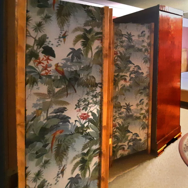 Ein Hauch von Urwald im Maison Fasson 🌿✨🌿

Sanftes Zwitschern erfüllt die Luft – fast so, als würden die Vögel auf unserem Paravent zum Leben erwachen. Zwischen exotischen Blüten, feinem Vintage-Flair und liebevollen Details wird jeder Raum zu einem kleinen Rückzugsort. 🦚🌴🦜

Der Paravent ist nicht nur ein Blickfang – er schafft Privatsphäre mit Stil. 
In den Gästezimmern als charmante Abtrennung zum Waschbereich – er fügt sich harmonisch in den Raum ein und bringt ein Gefühl von Natur und Geborgenheit mit. 🌷🌸🌷

Ein bisschen Tropen, ein bisschen Nostalgie – und ganz viel Gefühl. 
Eure Thomas und Dorit vom Maison Fasson 🪻🪻🪻
.
.
.
.
#MaisonFasson #Frühlingsgefühle #Sonnenmoment #LandlebenGenießen #Frühlingserwachen #gruppenhaus #ferienwohnung #donnersberg #ruppertsecken #donnersbergkreis #vacation #travel #pfalz #wandern #renovieren #vintage #oldhouse #upcycling #nordpfalz #ferienwohnung #fewo #pfälzerhöhenweg #selbstversorgerhaus #donnersberger_land #VintageVibes #InteriorDream #Tropenflair #RaumMitSeele #EinrichtenMitHerz