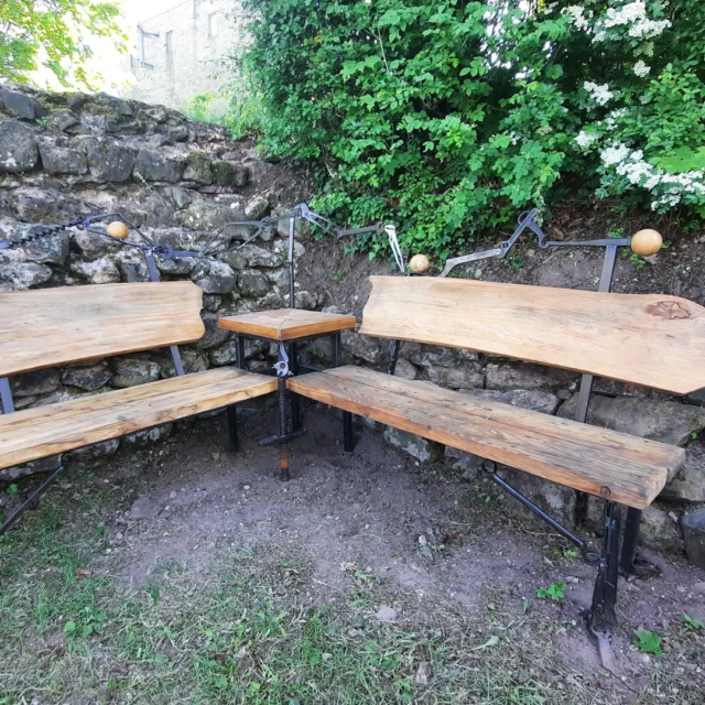 ✨ Abendstimmung im Maison Fasson 🌞🌝🌞

Oben auf dem Schlossberg, direkt an der alten Burgmauer, wartet sie auf euch – unsere Eckbank. Ein Unikat, gefertigt von einem Künstler aus altem Werkzeug, das selbst schon viele Jahre erlebt hat. 🔧⛏🔨

✨ Wer vom Maison Fasson aus den Weg nach oben findet, wird belohnt:
Ein Blick, der atemlos macht. Das Nordpfälzer Bergland im goldenen Licht des Abends. Hier oben endet der Spaziergang durchs Dorf mit einem Gefühl von Ankommen. 🌳🪵🌳

Rotgolden senkt sich die Sonne hinter den Horizont. Golden glänzt der Wein im Glas, ein kleines Picknick zur Abendstunde - dies ist der genau der richtige Platz für eine ruhige Stunde bevor die Nacht hereinbricht. Unter dem leuchtenden Sternenhimmel ziehen wir dann zurück ins Maison Fasson - wo unsere Freunde schon auf uns warten. 🌸🌷🌸

Wer bei uns im Maison Fasson zu Gast ist, findet hier einen ganz besonderen Moment:
Ein Abend im Sommer. Ein kleines Picknick. Die Sonne sinkt langsam hinter die Hügel.
Und plötzlich ist da dieses Gefühl – von Freiheit, von Zuhause, von Ewigkeit. 🌿🌳🌿

✨ Manche Orte berühren die Seele. Dieser gehört dazu.
Eure Thomas und Dorit 🪻🪻🪻
.
.
.
.
#gruppenhaus #ferienwohnung #donnersberg #ruppertsecken #donnersbergkreis #vacation #travel #pfalz #wandern #renovieren #vintage #oldhouse #upcycling #nordpfalz #ferienwohnung #fewo #pfälzerhöhenweg #selbstversorgerhaus
#licht #treppen #bergliebe #donnersbergtouristikverband #donnersbergtouristik #picknick