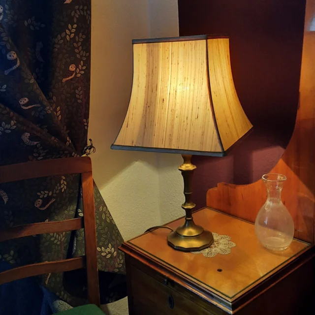Im Maison Fasson geht ein Licht auf 🕯💡🕯

Vintage ist das Thema im Maison Fasson. Die Möbel sind vintage. Die Gestaltung der Zimmer ist vintage. Und natürlich ist auch die Dekoration im Maison Fasson vintage. 🌸🌷🌸

Es ist so gemütlich in den Zimmern und die kleinen Details schaffen eine behagliche Atmosphäre. Überall gibt es etwas zu entdecken. In allen Ecken finden sich kleine Details, die thematisch zu den Zimmern passt. 🌿🌳🦜

Kommt vorbei und geht mit uns auf Entdeckungsreise im Maison Fasson 🪻🪻🪻
Eure Thomas und Dorit
.
.
.
.
#gruppenhaus #ferienwohnung #donnersberg #ruppertsecken #donnersbergkreis #vacation #travel #pfalz #wandern #renovieren #vintage #oldhouse #upcycling #nordpfalz #ferienwohnung #fewo #pfälzerhöhenweg #herbstzeitlose #r#romantik #donnersberger_land #donnersbergtouristik  #gruppenunterkünfte