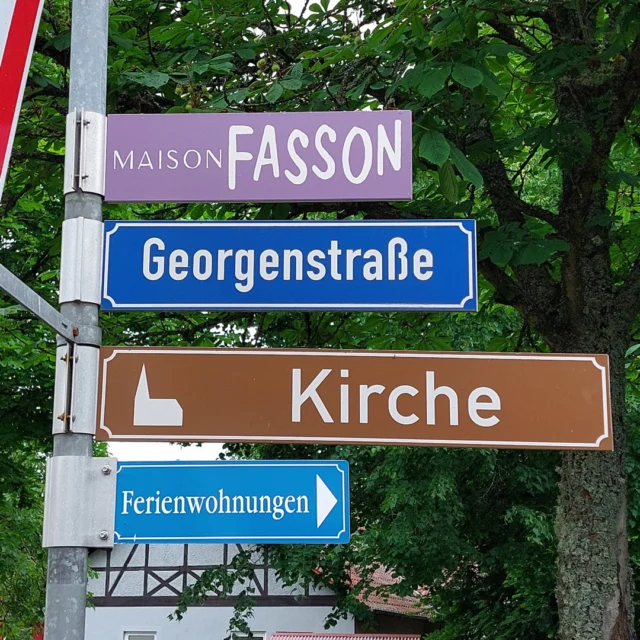 Wegweiser zum Maison Fasson ✨🪻✨

Alle Wege führen zum Maison Fasson. Damit Ihr den Weg auch findet gibt es jetzt brandneue Straßenschilder. 🚙🚕🏎
Maison Fasson - Georgenstraße - Kirche - Ferienwohnungen (natürlich die vom Maison Fasson) und auch noch ein Verkehrsschild, mehr passt schon fast nicht mehr an die Stange. 🌳🏰🌳

Wir sind jetzt informiert, wie man zum Maison Fasson kommt und wie die Adresse heißt. Und natürlich findet sich auch der Hinweis zu der Sehenswürdigkeit der kleinen Kirche. 🌸🌷🌸

Kommt vorbei und schaut Euch das Maison Fasson und seine Umgebung live an.
Eure Thomas und Dorit 🪻✨🪻
.
.
.
.
#gruppenhaus #ferienwohnung #donnersberg #ruppertsecken #donnersbergkreis #vacation #travel #pfalz #wandern #renovieren #vintage #oldhouse #upcycling #nordpfalz #ferienwohnung #fewo #pfälzerhöhenweg #selbstversorgerhaus
#donnersbergtouristikverband #donnersbergtouristik #pfalztourismus #straßenschild