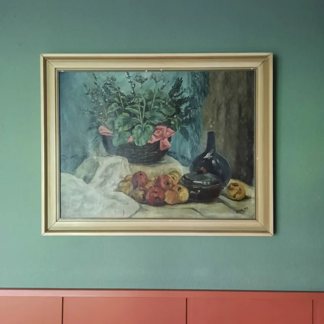 Ein bisschen Kunst im Maison Fasson 🌸🌳🌸

✨ Zwischen Küche und Gemeinschaft ✨
Versteckt zwischen dem Trubel der Küche und dem lebendigen Aufenthaltsraum liegt ein kleiner, besonderer Ort: unser Buffetzimmer.

Hier ist alles liebevoll vorbereitet für ein genussvolles Frühstück oder ein buntes Speisenbuffet. Regale und Schränke sind gefüllt mit schönem Geschirr, kleinen Helfern und all den Dingen, die es braucht, um Gäste mit Freude zu bewirten. ✨🪴✨

Die Wände erzählen mit stimmungsvollen Bildern vom Genuss – ein Pflanzkorb mit Äpfeln, ein Topf, eine Flasche Wein auf hellem Tischtuch… Kleine Stillleben, die Lust aufs Essen machen und den Raum mit Wärme erfüllen. 🌿🌷🌿

Ein Raum, der mehr ist als funktional – ein Ort, der Appetit macht und einlädt, sich Zeit zu nehmen. 🥐☕🍎

Eure Thomas und Dorit 🪻🪻🪻
.
.
.
.
#MaisonFasson #Frühlingsgefühle #genussmomente  #LandlebenGenießen #Frühlingserwachen #gruppenhaus #ferienwohnung #donnersberg #ruppertsecken #donnersbergkreis #vacation #travel #pfalz #wandern #renovieren #vintage #oldhouse #upcycling #nordpfalz #ferienwohnung #fewo #pfälzerhöhenweg #selbstversorgerhaus #donnersberger_land #kunst #stilllife
