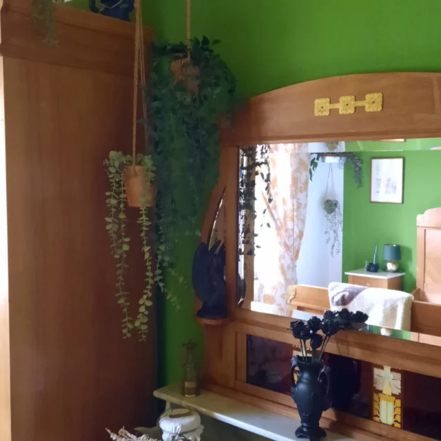 Pflanzen im Maison Fasson 🪴🌿🪴

Die Morgensonne strahlt durch das Fenster und küsst die Blätter, Licht tanzt auf Vintage-Holz.
Im Goldregenzimmer erwacht die Stille – warm, lebendig, geborgen. 🌻✨🌻
Garten ist das Thema in diesem Zimmer und die Pflanzen recken sich dem Tag entgegen, als würden sie ihn umarmen. 🪴🌿🪴

Hier, in dem kleinen Rückzugsort im Maison Fasson, erzählt jedes Zimmer und jedes Möbelstück eine Geschichte. Ein Raum in dem man sich immer wieder wohl fühlt. 🌸🌳🌸

Eure Thomas und Dorit 🪻🪻🪻
.
.
.
.
#gruppenhaus #ferienwohnung #donnersberg #ruppertsecken #donnersbergkreis #vacation #travel #pfalz #wandern #renovieren #vintage #oldhouse #upcycling #nordpfalz #ferienwohnung #fewo #pfälzerhöhenweg #jugendstil #1910s #donnersberger_land #goldregen #gruppenunterkünfte #garten #pflanzen #gartenzimmer