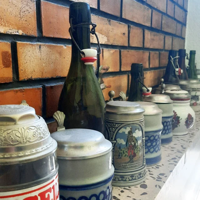 Deko mit Seele im Maison Fasson✨🌸✨

Alte Bierkrüge und Vintage-Bierflaschen – nicht nur Sammlerstücke, sondern echte Hingucker mit Geschichte.
Bei Maison Fasson wird Deko zur Zeitreise: rustikal, authentisch und mit ganz viel Liebe zum Detail. 🌿🌸🌿

Perfekt für alle, die das Besondere suchen und ihr Zuhause mit Charakter füllen möchten. Das Maison Fasson steht für eine schöne Zeit mit Familie & Freunden – Erinnerungen schaffen, wo der Charme der Vergangenheit lebendig bleibt. 🍄🌳🍄

Eure Thomas und Dorit 🪻🪻🪻
.
.
.
.
#gruppenhaus #ferienwohnung #donnersberg #ruppertsecken #donnersbergkreis #vacation #travel #pfalz #wandern #renovieren #vintage #oldhouse #upcycling #nordpfalz #ferienwohnung #fewo #pfälzerhöhenweg #selbstversorgerhaus
#donnersbergtouristikverband #donnersbergtouristik #pfalztourismus #donnersberger_land #maisonfasson