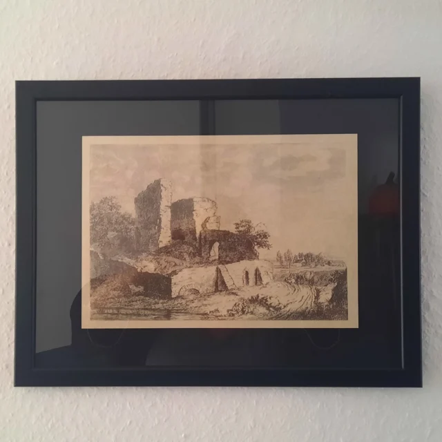 Bilder im Maison Fasson 🪻✨🪻

Der Schlossberg – ein Ort, den wir Euch schon öfter gezeigt haben. Doch heute nehmen wir Euch mit auf eine kleine Zeitreise...⁠ 🌸🌿🌸

Hier seht Ihr einen alten Stich der Burg Rupprechtseck, die einst stolz über dem Tal thronte. Damals waren noch mehr Mauerreste zu erkennen – heute erinnert nur noch wenig an die einstige Burg.⁠ 🌳🏰🌳

Wo früher Ritter mit ihren Edeldamen wandelten, steht heute der Wasserturm. Und drumherum? Wunderschöne Picknickplätze für die Herrn und Damen von heute mit einem Ausblick, der den Atem raubt.⁠ 🌿✨🌿

Wie mag die Burg wohl ausgesehen haben, als sie noch vollständig war? Wenn Mauern sprechen könnten…⁠
.
.
.
.
#gruppenhaus #ferienwohnung #donnersberg #ruppertsecken #donnersbergkreis #vacation #travel #pfalz #wandern #renovieren #vintage #oldhouse #upcycling #nordpfalz #ferienwohnung #fewo #pfälzerhöhenweg #selbstversorgerhaus
#licht #treppen #bergliebe #donnersbergtouristikverband #donnersbergtouristik #picknick