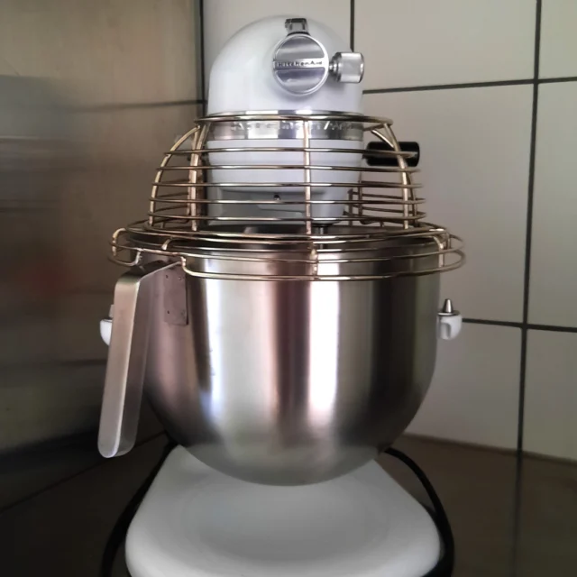 Küchenmagie im Maison Fasson 

In der Küche beginnt Magie ✨🪻✨

Bei Maison Fasson dreht sich nicht nur der Mixer – hier dreht sich alles um Liebe, Familie und echte Genussmomente. 🏰🌳🏰

Diese Küchenmaschine steht für mehr als nur Teig und Rezepte – sie steht für gemeinsame Zeit, lachen mit Freunden, und das Herzstück eines jeden Zuhauses: die Küche. 🌸🌿🌸

Ob Sonntagskuchen mit den Kindern oder ein festliches Menü mit Freunden – hier entstehen Erinnerungen, die bleiben. 🍞👨‍👩‍👧‍👦🍰

Eure Thomas und Dorit 🪻🪻🪻
.
.
.
.
#gruppenhaus #ferienwohnung #donnersberg #ruppertsecken #donnersbergkreis #vacation #travel #pfalz #wandern #renovieren #vintage #oldhouse #upcycling #nordpfalz #ferienwohnung #fewo #pfälzerhöhenweg #steampunk #donnersberger_land #gruppenunterkünfte #küche #profiküche #kochen