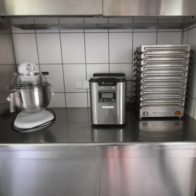 Kochen im Maison Fasson 🪻🍇🪻

Zeit für die wirklich wichtigen Dinge 🌿🥬🥦
Gemeinsame Momente. Lachen in der Küche. Der Duft von Selbstgemachtem. Genau hier beginnt der wahre Urlaub – mit den Menschen, die du liebst. 💛✨🍇

🍽️ Unsere Profiküche ist mehr als nur funktional – sie ist ein Ort der Begegnung und ein Highlight für die Hobbyköche unter unseren Gästen. Ob ein gemeinsames Frühstück mit den Kindern, ein entspanntes Abendessen mit Freunden oder das Ausprobieren neuer Rezepte:
Hier wird Freizeit zum Erlebnis. 🍏🍐🍊

✨In der Küche sind alle Geräte da, um zusammen zu genießen, zu experimentieren, zu feiern.
Denn was wäre Urlaub ohne gutes Essen und echtes Beisammensein? 🪻✨🪻

🏡 Maison Fasson – wo kulinarische Erinnerungen entstehen. Für Familien, für Freunde, für Euch.
Eure Thomas und Dorit 🪻🍇🪻
.
.
.
.
#gruppenhaus #ferienwohnung #donnersberg #ruppertsecken #donnersbergkreis #vacation #travel #pfalz #wandern #renovieren #vintage #oldhouse #upcycling #nordpfalz #ferienwohnung #fewo #pfälzerhöhenweg #steampunk #donnersberger_land #gruppenunterkünfte #küche #profiküche #kochen #maisonfasson