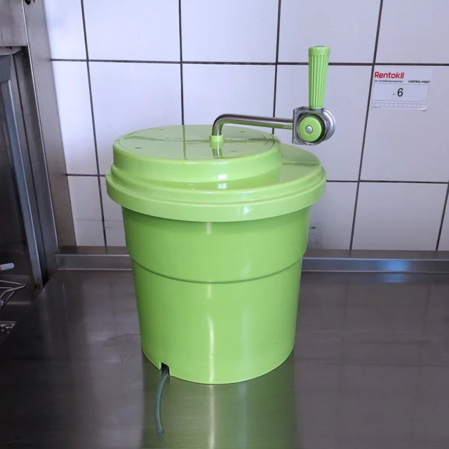 Küchenrätsel im Maison Fasson 🥬🥒🥬

Was zur Salat-Schleuder ist DAS denn?! 🥬🤔🥬
Sieht aus wie ein Science-Fiction-Gerät – ist aber tatsächlich ein echtes Küchen-Utensil!
Wer hat’s erkannt? 🌸✨🌸

In der Küche von Maison Fasson dreht sich nicht alles nur um Messer und Pfannen – manchmal eben auch wortwörtlich um Salat. 🥬😄🥬

Diese gigantische grüne Kurbelmaschine ist unsere Super-Schleuder für knackig-frischen Salat. Drehen, lachen, Wasser raus – und der Genuss beginnt. 🌀✨🌀

Kochen soll nicht nur lecker, sondern auch spaßig sein – vor allem, wenn Familie & Freunde mit am Tisch sitzen.
So wird jede gemeinsame Zeit in der Küche zu einer tollen Erinnerung. 🥗👨‍🍳👩‍🍳💚

Eure Thomas und Dorit 🪻✨🪻
.
.
.
.
#gruppenhaus #ferienwohnung #donnersberg #ruppertsecken #donnersbergkreis #vacation #travel #pfalz #wandern #renovieren #vintage #oldhouse #upcycling #nordpfalz #ferienwohnung #fewo #pfälzerhöhenweg #steampunk #donnersberger_land #gruppenunterkünfte #küche #profiküche #kochen #maisonfasson  #Küchengeheimnis #Salatschleuder #Kochspaß #Familienküche