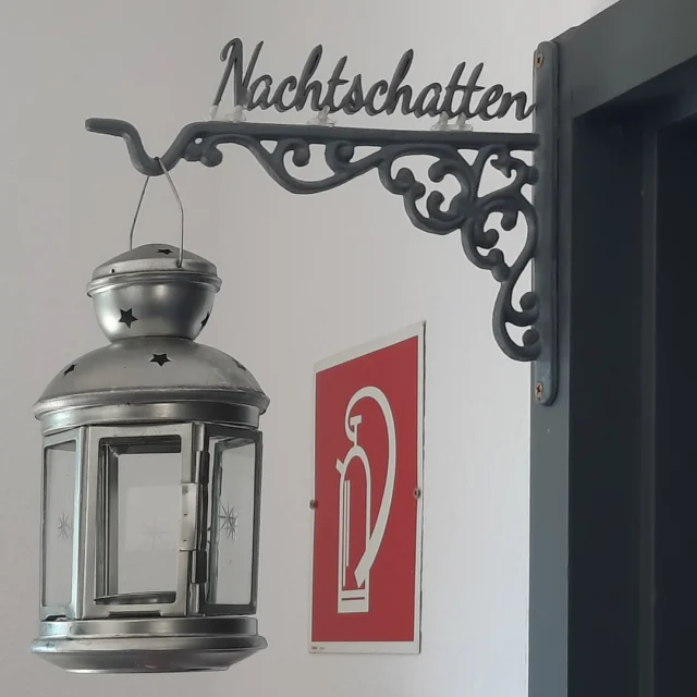 Zimmernamen im Maison Fasson ✨🪻

✨ Maison Fasson – wo jedes Zimmer seine eigene Geschichte erzählt 

"Nachtschatten" – so heißt dieses Zimmer, dessen Name stolz auf einem kunstvollen Lampenausleger steht. Eine silberne Laterne leuchtet den Weg, nicht nur durch den Flur, sondern auch hinein in eine Zeit voller Ruhe, Lachen und unvergesslicher Momente. 🪻🌸🌺

Hier im Maison Fasson beginnt der Urlaub, sobald man die Tür öffnet. Ein Ort, an dem Freunde zu Familie werden und die Stunden langsamer vergehen. Ob bei Gesprächen bis spät in die Nacht, stillen Momenten mit einem Buch oder herzhaftem Frühstück im Kreis der Liebsten – jeder Raum trägt ein Stück Seele. 🪴🌺🪴

💫 Erholung trifft auf liebevolle Details.
🕯️ Licht, das Wärme schenkt.
🏡 Ein Zuhause auf Zeit.

Eure Thomas und Dorit vom Maison Fasson 🪻✨🪻
.
.
.
.
#gruppenhaus #ferienwohnung #donnersberg #ruppertsecken #donnersbergkreis #vacation #travel #pfalz #wandern #renovieren #vintage #oldhouse #upcycling #nordpfalz #ferienwohnung #fewo #pfälzerhöhenweg #donnersberger_land #donnersbergtouristik #gruppenunterkünfte #MaisonFasson #Nachtschatten #ZimmerMitSeele #LaternenLiebe #UrlaubMitFreunden #Familienzeit #ErholungPur #InteriorLove #Ferienhausgefühl