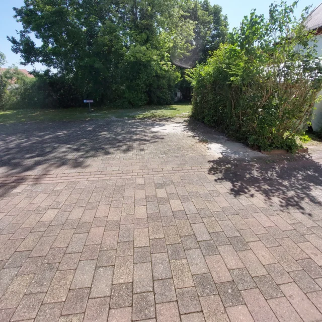 Mehr Platz im Maison Fasson

✅ Rätsel gelöst – und fertig gebaut!
Erinnert ihr euch noch an das mysteriöse Loch auf unserem Parkplatz? 🕳️
Dort lag jahrzehntelang ein stillgelegter Öltank – inzwischen ist er komplett entfernt!

🚧 Die Bauarbeiten sind nun abgeschlossen, und das Ergebnis kann sich sehen lassen:
Mehr Platz, neue Pflasterung und ein größerer Parkplatz für unsere Gäste.

💪 Aus einem vergessenen Relikt und der alten Stolperfalle wurde ein zusätzlicher Parkplatz – bereit für viele neue Besucher (und ganz ohne Stolperfallen 😄).

📸 Danke für eure Neugier und die vielen kreativen Antworten beim Rätsel!
Jetzt heißt es: Willkommen auf dem neuen Parkplatz!

Wir freuen uns auf Euch! 🪻✨🪻
Thomas und Dorit 
.
.
.
.
#MaisonFasson #Sommerurlaub #Sommergefühle #Sonnenmoment #LandlebenGenießen #gruppenhaus #ferienwohnung #donnersberg #ruppertsecken #donnersbergkreis #vacation #travel #pfalz #wandern #renovieren #vintage #oldhouse #upcycling #nordpfalz #ferienwohnung #fewo #pfälzerhöhenweg #selbstversorgerhaus #donnersberger_land #VintageVibes #Sommerzeit