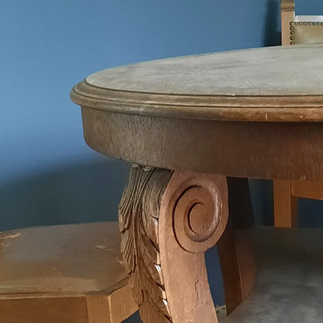 ✨ Vintage-Vibes im Maison Fasson ✨

Dieses Bild ist mehr als nur ein Detail – es ist ein Blick in die Seele unseres Gruppenhauses.
Der alte Holztisch mit seinen liebevoll geschnitzten Verzierungen ist ein echtes Schmuckstück und Treffpunkt für Gespräche, gemeinsames Lachen und gutes Essen. 🪵💬🍷

Im Maison Fasson vereinen sich Charme, Geschichte und Gemütlichkeit – und genau das macht den Aufenthalt hier so besonders.
Jedes Möbelstück trägt Spuren der Zeit und bringt diese unverwechselbare vintage Atmosphäre mit, die unser Gruppenhaus so einzigartig macht. 🌿🌱🍃

Ob für kreative Retreats, Freundetreffen oder einfach eine Auszeit vom Alltag – hier darf gelebt, erlebt und erinnert werden. 💫🪻✨

Eure Thomas und Dorit vom Maison Fasson 🪻💚🪻
.
.
.
.
#MaisonFasson #VintageFurniture #Gruppenhaus  #GemeinsamZeitVerbringen #Tischgeschichten #VintageVibes #Familienzeit #Ausflugsziel #FreundeTreffen #gruppenhaus #ferienwohnung #donnersberg #ruppertsecken #donnersbergkreis #vacation #travel #pfalz #wandern #vintage #nordpfalz #ferienwohnung #fewo #pfälzerhöhenweg #selbstversorgerhaus #donnersberger_land #VintageVibes #Sommerzeit #Sommerglück #sonnenaufgang #MaisonFasson