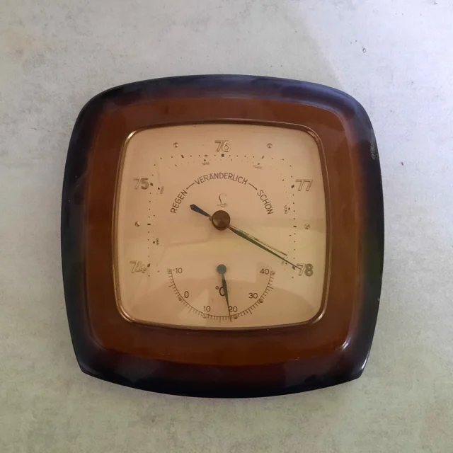 Wetter im Maison Fasson ☁️☀️☁️

🛩️ Maison Fasson – Ein Hauch Nostalgie im Fliegerzimmer

Manchmal sind es die kleinen Dinge, die einen Raum zum Leben erwecken. Dieses alte Barometer im Fliegerzimmer ist mehr als nur ein schönes Vintage-Stück – es erzählt Geschichten. 🌱🌿🌳

Geschichten von Wetterumschwüngen, von alten Zeiten, von Momenten, in denen man sich auf solche Geräte noch verlassen hat, um zu wissen, ob man den Tag draußen verbringt oder lieber drinnen bei einer Tasse Tee. 💛✨🌿

„Regen – veränderlich – schön“ steht auf dem Zifferblatt – fast poetisch, wie das Leben selbst. 🌦️

In unserem Gruppenhaus Maison Fasson ist jedes Zimmer liebevoll gestaltet, mit echten Fundstücken aus der Vergangenheit, die Wärme und Charakter ausstrahlen. Dieses Barometer ist einer dieser stillen Zeitzeugen, die Erinnerungen wachrufen und das Herz berühren. 🌦️☀️☁️

Wer hier übernachtet, spürt sofort: Das ist kein gewöhnlicher Ort. Das ist ein Zuhause auf Zeit – mit Seele. ✨🪻✨
.
.
.
.
#MaisonFasson #VintageFurniture #Gruppenhaus #GemeinsamZeitVerbringen #Tischgeschichten #VintageVibes #Familienzeit #Ausflugsziel #FreundeTreffen #gruppenhaus #ferienwohnung #donnersberg #ruppertsecken #donnersbergkreis #vacation #travel #pfalz #wandern #vintage #nordpfalz #ferienwohnung #fewo #pfälzerhöhenweg #selbstversorgerhaus #donnersberger_land #VintageVibes #Sommerzeit #Sommerglück #sonnenaufgang #MaisonFasson
