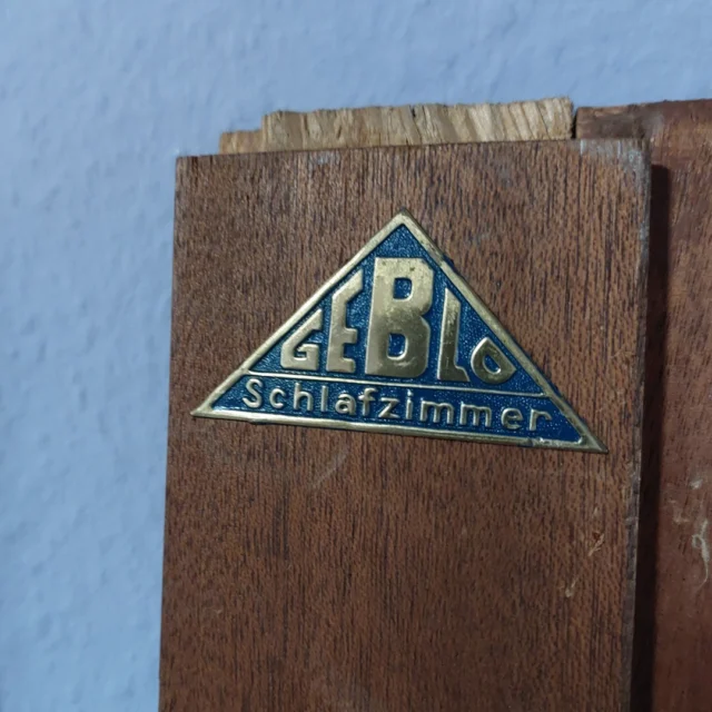 Maison Fasson – ein Stück gelebte Geschichte. 🌱🌿🌳

🪻In unserem liebevoll eingerichteten Gruppenhaus Maison Fasson begegnet dir Vintage nicht als Trend, sondern als echtes Lebensgefühl. Dieses Möbelstück stammt aus einer anderen Zeit – und genau das macht seinen Zauber aus. Das goldene Schild mit der Aufschrift „GEBLO Schlafzimmer“ erzählt von früheren Generationen, von Qualität, von echten Handgriffen und der Liebe zum Detail.

🏡 Maison Fasson ist kein beliebiger Ferienort. Es ist ein Ort, an dem sich Vergangenheit und Gegenwart treffen. Hier schläfst du in Möbeln, die Geschichten flüstern. Hier verbringst du den Urlaub nicht in gesichtslosen Standardzimmern, sondern in Räumen, die Seele haben.

👨‍👩‍👧‍👦 Ob mit Familie oder Freunden – unser Gruppenhaus ist wie gemacht für gemeinsames Ankommen, Innehalten und Wohlfühlen. Die sorgfältig ausgewählten Vintage-Möbel sind nicht nur schön, sie machen Maison Fasson zu einem Ort, der anders ist. Authentisch. Warm. Lebendig.

🌿 Wenn du auf der Suche bist nach einem Urlaubsort, der dich entschleunigt, inspiriert und umarmt – dann bist du bei uns genau richtig.

✨ Maison Fasson – hier wohnt die Erinnerung. Und du bist eingeladen, Teil davon zu werden.
Eure Thomas und Dorit 
.
.
.
.
#MaisonFasson #VintageFurniture #Gruppenhaus #GemeinsamZeitVerbringen #Tischgeschichten #VintageVibes #Familienzeit #Ausflugsziel #FreundeTreffen #gruppenhaus #ferienwohnung #donnersberg #ruppertsecken #donnersbergkreis #vacation #travel #pfalz #wandern #vintage #nordpfalz #ferienwohnung #fewo #pfälzerhöhenweg #selbstversorgerhaus #donnersberger_land #VintageVibes 
 #RetroFeeling  #VintageVibes #NachhaltigReisen #ZeitreiseInklusive
