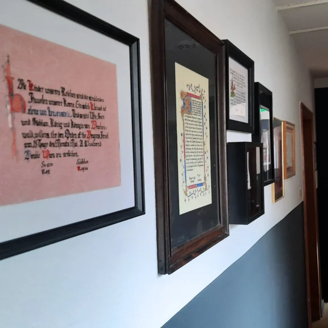 📜✨ Ein Hauch von Mittelalter im Alltag – im Maison Fasson ✨📜

Willkommen im Maison Fasson, wo Geschichte lebendig wird. Dieser Flur ist kein gewöhnlicher Gang – er ist ein kleiner Zeitsprung. Umgeben von echten mittelalterlichen Urkunden, eingerahmt und liebevoll präsentiert, beginnt hier das Abenteuer schon vor der Tür zum nächsten Raum. 🏰👑📜

Ob mit Familie oder Freunden, als Gruppe auf Urlaub oder beim unvergesslichen Wochenende im Gruppenhaus – das Maison Fasson ist mehr als ein Ort zum Übernachten. Es ist ein Erlebnis, das verbindet. ✨📜🏰

Jede Urkunde, jede Handschrift, jeder Rahmen erzählt von vergangenen Zeiten, von Helden und Hofgeschichten – und lädt dich ein, Teil dieser besonderen Atmosphäre zu werden. ✒️🕯️

Bereit für ein bisschen Zeitreise?
Wir freuen uns auf Euch
Thomas und Dorit vom Maison Fasson 🪻✨🪻
.
.
.
.
#MaisonFasson #Mittelalter #Gruppenhaus #Zeitreise #FamilieUndFreunde #HistorieErleben #UrlaubMitSeele #DekorationMitGeschichte #MittelalterLiebe  #HistorischerFlair #VintageVibes #Familienzeit #Ausflugsziel #FreundeTreffen #gruppenhaus #ferienwohnung #donnersberg #ruppertsecken #donnersbergkreis #vacation #travel #pfalz #wandern #vintage #nordpfalz #ferienwohnung #fewo #pfälzerhöhenweg #selbstversorgerhaus #donnersberger_land