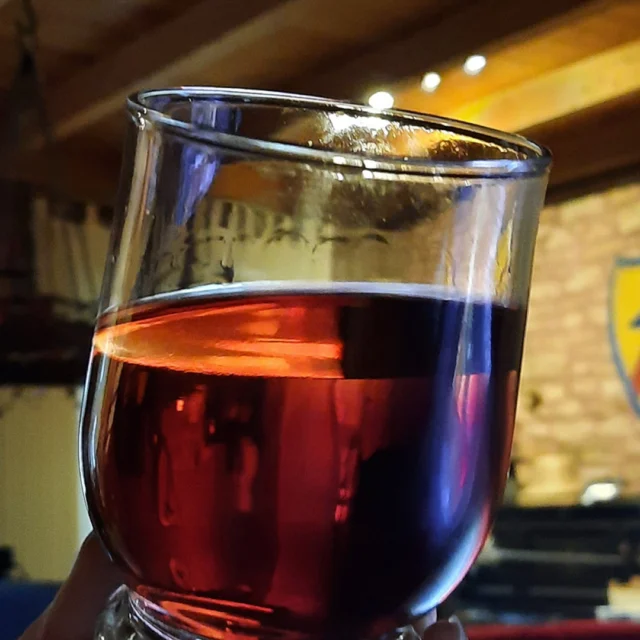 Genussmomente im Maison Fasson 🍷🧀🥖

Ein langer Tag voller Lachen, Gespräche und kleiner Abenteuer endet genau so, wie  er enden sollte:
Mit einem Glas Pfälzer Wein, guter Gesellschaft und dieser besonderen Stimmung, die man nicht planen kann – sie passiert einfach. 🥂❤️🍂

🏡 Maison Fasson – ein Ort, an dem Freundschaft wächst, Familie noch näher rückt und die Zeit ein bisschen langsamer vergeht. 🌱🌳🌿

Das Glas spiegelt mehr als nur den Wein: Es fängt die Wärme des Abends ein, die Verbundenheit, das Gefühl, genau am richtigen Ort zu sein. ✨💛✨

Auf den Moment. Auf uns. 🍷🪻🍷
Eure Thomas und Dorit 
.
.
.
.
#MaisonFasson #PfälzerWein #Abendstimmung #Familienzeit #Weinliebe #Genussmomente #gruppenhaus #ferienwohnung #donnersberg #ruppertsecken #donnersbergkreis #vacation #travel #pfalz #wandern #vintage #oldhouse #upcycling #nordpfalz #ferienwohnung #fewo #pfälzerhöhenweg #selbstversorgerhaus #donnersbergtouristikverband #donnersbergtouristik #VintageVibes #Pflanzenliebe #Gruppenhaus #Wohlfühlort