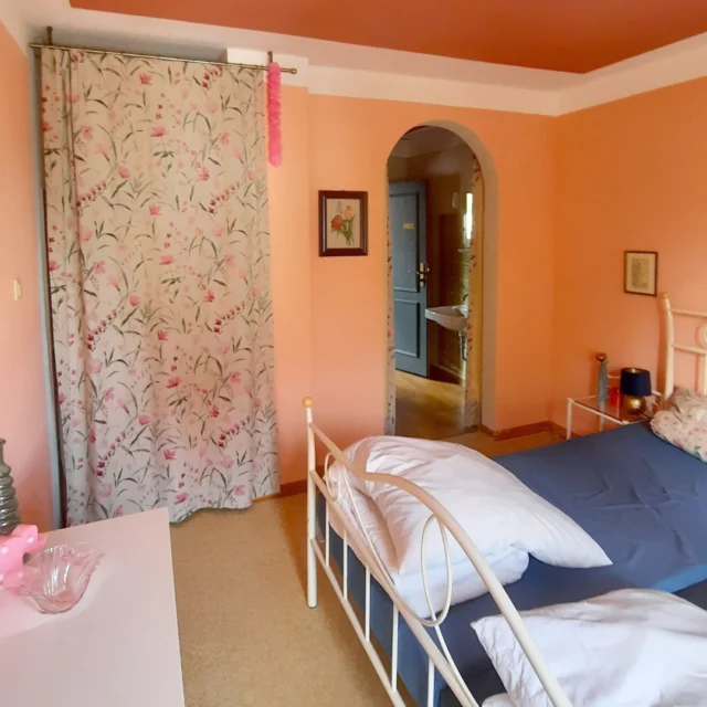 Blüten im Maison Fasson

🍂 Willkommen in Maison Fasson – unserem Gruppenhaus voller Charme und Geborgenheit.
Hier erwarten dich das Herbstzeitlose Zimmer, das mit Vintage Möbeln und liebevollen Details sofort ein Gefühl von Zuhause schenkt. 🛏✨

Ein Ort der Entspannung und Ruhe, an dem du mit Familie und Freunden gemeinsame Momente genießen kannst – sei es beim gemütlichen Zusammensitzen oder nach einem Tag voller Erlebnisse. 🌿👨‍👩‍👧‍👦

Direkt vor der Tür starten die schönsten Wanderwege, die dich zu kleinen und großen Abenteuern einladen. 🥾🌄

Ob für ein Wochenende oder länger: Hier findest du die perfekte Balance zwischen Rückzug und Entdeckung. 💛

Eure Thomas und Dorit
.
.
.
.
#MaisonFasson #Pfalzliebe #Gruppenhaus #Abenteuerzeit #Naturgenuss #FerienmitFreunden #Wanderlust #Weinberge #Weinliebe #Genussmomente #ferienwohnung #donnersberg #ruppertsecken #donnersbergkreis #vacation #travel #pfalz #wandern #nordpfalz #ferienwohnung #fewo #pfälzerhöhenweg #selbstversorgerhaus #VintageVibes #Zeitreise #Herbst #Spätsommer #wandern