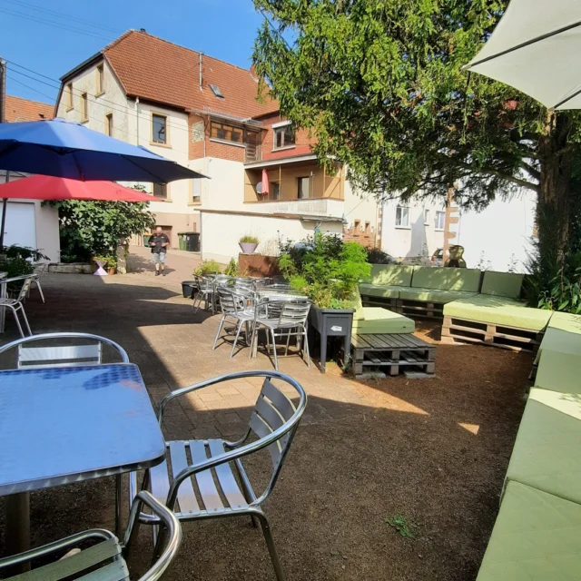 ✨ Die große Lounge im Hof von Maison Fasson ✨

Ein Ort, an dem du dich einfach fallen lassen kannst – umgeben von Blumen, bunten Sonnenschirmen und dem leisen Summen des Spätsommers. 🌿🌸

Hier treffen sich Familie und Freunde, hier wird gelacht, erzählt und geschwiegen.
Ob für ein Wochenende voller Ruhe oder einen kleinen Urlaub zwischendurch – die Lounge ist das Herzstück für entspannte Stunden im Freien. 🛋️☀️

Gemütlich. Lebendig. Entspannend.
Ein Platz, der dich spüren lässt: Hier bin ich angekommen. 💛
.
.
.
.
#Gartenfreude #Familienzeit #FreundeTreffen #MaisonFasson #gruppenhaus #ferienwohnung #donnersberg #ruppertsecken #donnersbergkreis #vacation #travel #pfalz #wandern #renovieren #vintage #oldhouse #upcycling #nordpfalz #ferienwohnung #fewo #pfälzerhöhenweg #selbstversorgerhaus #donnersberger_land #VintageVibes #Sommerzeit #Sommerglück #Gartenmomente #Abendsonne