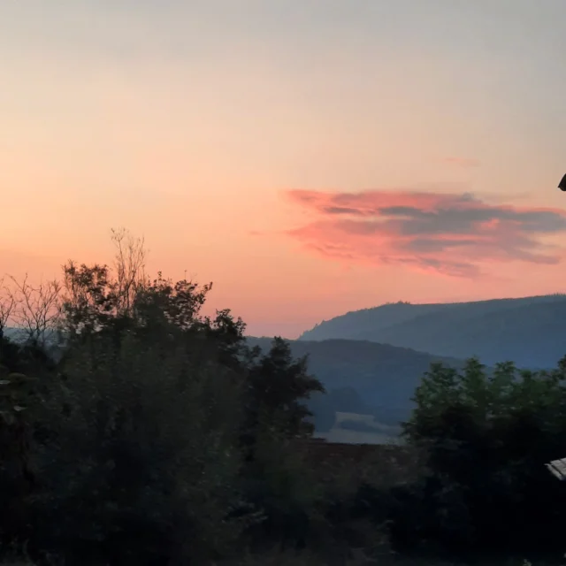 Morgenrot im Maison Fasson 🌞🌻🌞

🌄 Ein neuer Tag erwacht über dem Donnersberg 🌄

Wenn die ersten Sonnenstrahlen den Himmel färben und die Stille des Morgens den Hof von Maison Fasson umhüllt, spürst du pure Ruhe und neue Energie. ✨

Ein Moment, der dir zeigt, wie schön es ist, einfach da zu sein – fern vom Alltag, nah bei dir selbst, mit Familie und Freunden an deiner Seite. 💛🍄

Sonnenaufgang bedeutet nicht nur Licht – es bedeutet Hoffnung, Wärme und ein kleines Stück Glück. 🌞🌳🌿
.
.
.
.
#Gartenfreude #Familienzeit #FreundeTreffen #MaisonFasson #gruppenhaus #ferienwohnung #donnersberg #ruppertsecken #donnersbergkreis #vacation #travel #pfalz #wandern #renovieren #vintage #oldhouse #upcycling #nordpfalz #ferienwohnung #fewo #pfälzerhöhenweg #selbstversorgerhaus #donnersberger_land #VintageVibes #Sommerzeit #Sommerglück #Gartenmomente #Sonnenaufgang