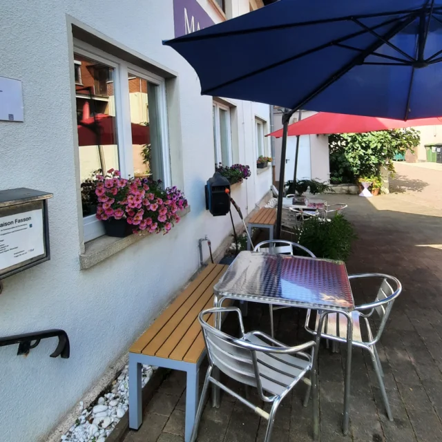 🌿 Willkommen im Hof von Maison Fasson 🌿

Ein Ort, an dem Tische und Bänke zum Verweilen einladen, bunte Sonnenschirme Schatten spenden und Blumenschmuck für das gewisse Funkeln sorgt. 🌸☀️

Die große Lounge lädt ein zum gemütlichen sitzen und die Zeit genießen.  Das Gruppenhaus schafft Raum für gemeinsame Momente – ob mit Familie oder Freunden. 🏡💛
Hier bedeutet Wochenende nicht nur freie Zeit, sondern echtes Durchatmen, Entspannung und gemütliches Beisammensein. 🌿🍂🌻

Urlaub muss nicht weit weg sein – manchmal reicht ein Platz, der sich nach Zuhause anfühlt, nur schöner. ✨

Eure Thomas und Dorit vom Maison Fasson 
.
.
.
.
#Gartenfreude #Familienzeit #FreundeTreffen #MaisonFasson #gruppenhaus #ferienwohnung #donnersberg #ruppertsecken #donnersbergkreis #vacation #travel #pfalz #wandern #renovieren #vintage #oldhouse #upcycling #nordpfalz #ferienwohnung #fewo #pfälzerhöhenweg #selbstversorgerhaus #donnersberger_land #VintageVibes #Sommerzeit #Sommerglück #Gartenmomente #Abendsonne