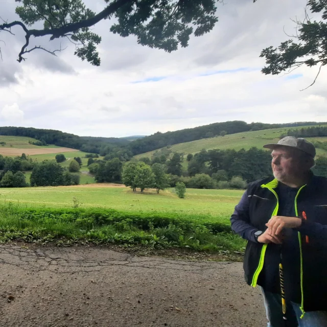 🍂✨ Pilzzeit rund um das Maison Fasson ✨🍂

Wenn der Herbst die Wälder in sanfte Farben taucht, beginnt die schönste Zeit zum Entschleunigen: Pilzwanderungen rund um den Donnersberg. 🌳🍄
Thomas vom Maison Fasson hat die versteckten Pfade durch Wälder und Wiesen entdeckt – immer auf der Suche nach den kleinen Schätzen der Natur. Fragt ihn nach den besten Pilzplätzen. 🍂🍄🍂

Hier draußen, fernab vom Alltag, findest du Ruhe, Erholung und das Gefühl von Freiheit. Jeder Schritt durch die Landschaft bringt dich näher zu dir selbst – und nach der Wanderung wartet im Maison Fasson die pure Entspannung. ✨

🌿 Wandern. Atmen. Genießen.
🍄 Entdecke den Herbst mit allen Sinnen.

Eure Thomas und Dorit vom Maison Fasson 🪻🍄🪻
. 
.
.
.
#MaisonFasson #Pfalzliebe #Gruppenhaus #Abenteuerzeit #Naturgenuss #FerienmitFreunden #Wanderlust #Weinberge #Weinliebe #Genussmomente #ferienwohnung #donnersberg #ruppertsecken #donnersbergkreis #vacation #travel #pfalz #wandern #nordpfalz #ferienwohnung #fewo #pfälzerhöhenweg #selbstversorgerhaus #donnersbergtouristikverband #herbstliebe #pilze #pilzsuche #mushroomseason #autumnvibes #forestwalk