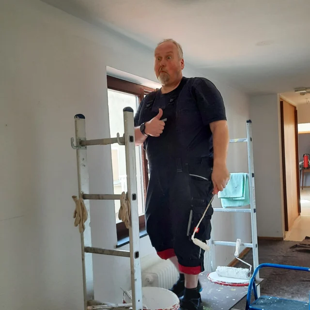 Maison Fasson wird bunt 🖌💜🖍

🔨✨ Erinnerungen werden lebendig ✨🔨
Thomas vom Maison Fasson erinnert sich noch genau: Der Flur im 1. Obergeschoss – einst schlicht, langweilig, einfach nur weiß. Heute verwandelt er sich Schritt für Schritt in einen Ort voller Charakter, Wärme und Geschichte. 🏡💛

Diese Woche nehmen wir euch mit auf die Reise: Von den ersten Ideen, über kleine Rückschläge, bis hin zu den besonderen Momenten, in denen sich unser Maison Fasson in ein magisches Gruppenhaus mit Vintagecharme verwandelt

👉 Folgt uns und erlebt hautnah, wie das Maison Fasson Stück für Stück sein neues Gesicht bekommt – mit ganz viel Herzblut, Liebe zum Detail und einem Blick für die schönen Dinge.

Eure Thomas und Dorit
.
.
.
.
#MaisonFasson #gruppenhaus #ferienwohnung #donnersberg #ruppertsecken #donnersbergkreis #vacation #travel #pfalz #wandern #renovieren #vintage #upcycling #nordpfalz #ferienwohnung #fewo #pfälzerhöhenweg #selbstversorgerhaus #donnersbergtouristikverband #donnersbergtouristik #donnersberger_land 
#MaisonFasson #RenovierungMitHerz #AusAltMachNeu #ErinnerungenSchaffen