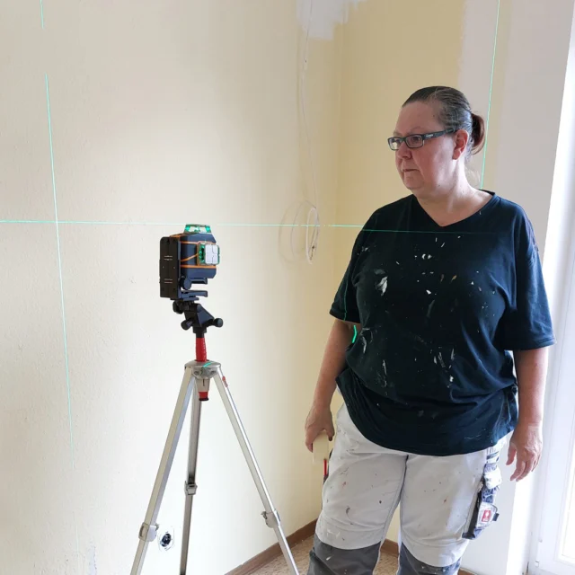 Moderne Technik im Maison Fasson 🪻😀🪻

🎨📏 Präzision trifft Leidenschaft!
Dorit in voller Malermontur – bereit, unser Maison Fasson noch schöner zu machen. Mit dem Lasernivelliergerät misst sie die Wände millimetergenau aus. Als gelernte Maler- und Lackierermeisterin ist sie ein echter Profi: Was man einmal gelernt hat, vergisst man nie – und genau das merkt man bei jedem Handgriff! 😄✨

Dieses Bild stammt aus unserer Renovierungsphase vor einem Jahr. Seit November 2024 erstrahlt das Maison Fasson in neuem Glanz und steht bereit für Familien und Freundesgruppen, die hier gemeinsam unvergessliche Momente verbringen möchten. 🏡❤️
.
.
.
.
#MaisonFasson #gruppenhaus #ferienwohnung #donnersberg #ruppertsecken #donnersbergkreis #vacation #travel #pfalz #wandern #renovieren #vintage #upcycling #nordpfalz #ferienwohnung #fewo #pfälzerhöhenweg #selbstversorgerhaus #donnersbergtouristikverband #donnersbergtouristik #donnersberger_land #pfalzliebe
#RenovierungMitLiebe #HandwerkMitHerz #UrlaubInDerNordpfalz #ZusammenAnpacken #AbenteuerImHaus #DIYSpaß #FerienhausNordpfalz #Malermeisterin