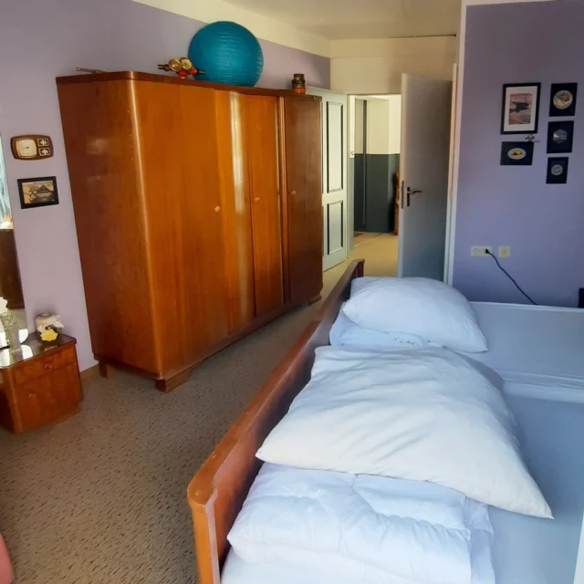 💜✨ Ein Raum mit Seele – das fertige Wisteria-Zimmer

Jetzt zeigt sich das Wisteria-Zimmer in seiner ganzen Schönheit. 💫
Der Blick fällt auf die liebevoll ausgesuchten Möbel, die glänzenden Dekorationen und all die kleinen Details, die Dorit mit so viel Gefühl zusammengestellt hat. 🌿

In sanften Violetttönen gehalten, verbindet der Raum Vintage-Charme mit einer leichten, traumhaften Stimmung. Die Dekoration erinnert an die große Zeit der Fliegerei – an Aufbruch, Mut und das Gefühl, die Welt entdecken zu wollen. ✈️💭

Es ist ein Zimmer, das inspiriert und beruhigt zugleich – wie gemacht für stille Wintertage, für Gespräche bei Kerzenschein oder einfach, um zur Ruhe zu kommen. ❄️✨

Im Maison Fasson entstehen Räume, die Geschichten erzählen – und dieses hier ist eine davon. 🏡💛

#MaisonFasson #WisteriaZimmer #VintageCharme #FerienhausNordpfalz #MaisonFassonMomente #NordpfalzErleben #Adventszeit #RenovierungMitLiebe #Fliegerei #UrlaubMitHerz #Winterzauber #gruppenhaus #ferienwohnung #donnersberg #ruppertsecken #donnersbergkreis #vacation #travel #pfalz #wandern #vintage #nordpfalz #ferienwohnung #fewo #pfälzerhöhenweg #selbstversorgerhaus #donnersbergtouristikverband #donnersbergtouristik #donnersberger_land