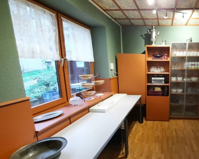 Maison Fasson ist fertig 💛💚❤️

🌿🍷 Vom Traum zum fertigen Raum…
Hier ist er: unser Buffetraum, der heute zwischen Küche und Speisesaal im Maison Fasson erstrahlt. Die Kassettendecke mit ihren 64 bemalten Blättern, eingefasst von roten Leisten. Wände in sattem Grün, Türen, Fenster und Paneele im warmen Rot – alles vereint im Farbkonzept „Eibe“. 🍃❤️

Im Vordergrund wartet der große Buffettisch, im Hintergrund die roten Regale, gefüllt mit allem, was ein gutes Buffet braucht: Geschirr, Kristallglasschüsseln, Platten, Toaster. Ein Raum, der zum Genießen geschaffen wurde – für Frühstück, Mittag- und Abendessen in Gemeinschaft. 🍽️✨

Wenn ihr heute im Maison Fasson zu Gast seid, könnt ihr diesen Raum erleben: ein Ort, der mit viel Liebe renoviert wurde, damit ihr euch rundum wohlfühlt. 🏡💛
.
.
.
.
#MaisonFasson #gruppenhaus #ferienwohnung #donnersberg #ruppertsecken #donnersbergkreis #vacation #travel #pfalz #wandern #renovieren #vintage #upcycling #nordpfalz #ferienwohnung #fewo #pfälzerhöhenweg #selbstversorgerhaus #donnersbergtouristikverband #donnersbergtouristik #donnersberger_land #pfalzliebe #RenovierungMitHerz #Buffetraum #FarbkonzeptEibe #Familienurlaub #Freundeszeit #FerienhausNordpfalz #GemeinsamGenießen