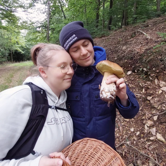 🍂✨ Geteilte Freude ist doppelte Freude
Sie stehen dicht beieinander, ein Lächeln auf den Lippen – vor ihnen der große Fund des Tages: ein prachtvoller Steinpilz, frisch aus dem Herbstlaub. 🌿🍄
Solche Momente sind es, die eine Wanderung rund um das Maison Fasson so besonders machen – nicht nur die Natur, sondern das gemeinsame Erleben der wunderbaren Region.

Zwischen buntem Laub, Herbstlicht und Waldduft entstehen Erinnerungen, die bleiben. 💛
Und am Ende des Tages wartet das Maison Fasson – ein Ort zum Ankommen, zum Aufwärmen, zum Lachen über die Abenteuer des Tages. 🏡🍷
.
.
.
.
#MaisonFasson #Herbstzauber #Pilzwanderung #NordpfalzEntdecken #GemeinsamErleben #Donnersberg #NaturPur #FerienhausNordpfalz #Freundeszeit #GoldenerHerbst #gruppenhaus #ferienwohnung #donnersberg #ruppertsecken #donnersbergkreis #vacation #travel #pfalz #wandern #vintage #nordpfalz #ferienwohnung #fewo #pfälzerhöhenweg #selbstversorgerhaus #donnersbergtouristikverband #donnersbergtouristik #donnersberger_land #pfalzliebe