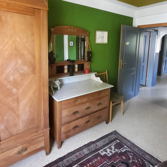 💛🪞 Ein Hauch von Geschichte – stilvoll bewahrt im Maison Fasson 
Im Goldregenzimmer trifft Jugendstil auf feine Handwerkskunst: Der Waschtisch mit Marmorplatte und den originalen Jugendstil-Fliesen erzählt Geschichten vergangener Zeiten – und passt doch perfekt in das neue Farbkonzept aus Goldgelb und sanftem Grün. 🌿✨

Daneben der alte Kleiderschrank, vor dem Waschtisch ein kleiner Orientteppich – jedes Detail wurde liebevoll ausgewählt, um Atmosphäre zu schaffen, die Wärme und Stil vereint.

So fühlt sich Ankommen im Maison Fasson an: ein bisschen wie eine Zeitreise, nur mit dem Komfort von heute. 🏡💛
.
.
.
.
#MaisonFasson #Goldregenzimmer #VintageCharme #Jugendstil #RenovierungMitLeidenschaft #NordpfalzEntdecken #FerienhausNordpfalz #Detailverliebt #Handwerkskunst #Momente #zeitreise #gruppenhaus #ferienwohnung #donnersberg #ruppertsecken #donnersbergkreis #vacation #travel #pfalz #wandern #vintage #nordpfalz #ferienwohnung #fewo #pfälzerhöhenweg #selbstversorgerhaus #donnersbergtouristikverband #donnersbergtouristik #donnersberger_land #pfalzliebe