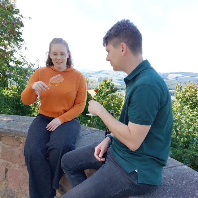 Maison Fasson lädt ein...
🍷🌄 Goldene Stunden über dem Nordpfälzer Bergland
Hoch oben auf der alten Burg Rupprechtseck sitzen zwei Menschen, genießen den Ausblick und ein Glas lokalen Wein. 🍇✨
Vor ihnen breitet sich das herbstliche Nordpfälzer Land aus – weich, golden, ruhig. Ein Moment, der zeigt, wie wunderbar sich Entspannung und Entdeckung hier verbinden. 🌿
Nach solchen Tagen voller Eindrücke kehrt man gern zurück ins Maison Fasson – dorthin, wo Geschichte lebendig wird, Farben Wärme ausstrahlen und jedes Zimmer seine eigene Geschichte erzählt. 🏡💛
.
.
.
.
#MaisonFasson #NordpfalzEntdecken #Goldregenzimmer #Herbstzauber #Donnersberg #Weingenuss #FerienhausNordpfalz #VintageCharme #MaisonFassonMomente #Ruppertsecken #Lebensfreude #gruppenhaus #ferienwohnung #donnersberg #ruppertsecken #donnersbergkreis #vacation #travel #pfalz #wandern #vintage #nordpfalz #ferienwohnung #fewo #pfälzerhöhenweg #selbstversorgerhaus #donnersbergtouristikverband #donnersbergtouristik #donnersberger_land #pfalzliebe
