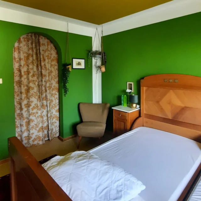 🌸🏡 Ein Raum mit Seele im Maison Fasson 
Ein Blick aus einer anderen Perspektive – und doch bleibt die Stimmung gleich: warm, ruhig, einladend.
Das Jugendstilbett, der vintage Sessel, zarte Pflanzendekoration und liebevoll ausgewählte Bilder fügen sich zu einem stimmigen Ganzen. 🌿🕯️
Durch den geschwungenen Rundbogendurchgang mit Vorhang geht es in den Waschbereich, wo Marmor und Fliesen an eine vergangene Zeit erinnern.

Das Goldregenzimmer im Maison Fasson verbindet Geschichte und Gegenwart, Handwerk und Gefühl – ein Ort, der zeigt, wie schön es ist, wenn jedes Detail zählt. 💛
.
.
.
.
#MaisonFasson #Goldregenzimmer #VintageCharme #Jugendstil #NordpfalzEntdecken #RenovierungMitLiebe #FerienhausNordpfalz #Detailverliebt #MaisonFassonMomente #Wohlfühlort #Handwerkskunst #gruppenhaus #ferienwohnung #donnersberg #ruppertsecken #donnersbergkreis #vacation #travel #pfalz #wandern #vintage #nordpfalz #ferienwohnung #fewo #pfälzerhöhenweg #selbstversorgerhaus #donnersbergtouristikverband #donnersbergtouristik #donnersberger_land #pfalzliebe