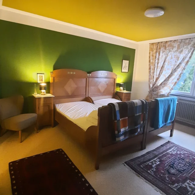 🛏️✨ Willkommen im Goldregenzimmer – wo Geschichte leuchtet
Das Jugendstilbett mit den passenden Nachttischen steht im Mittelpunkt – zartes Holz, geschwungene Formen und das goldene Licht der Lampen, das den Raum in warme Töne taucht. 💛🕯️
Vor dem Fenster hängen die Vorhänge, die Dorit selbst genäht hat, auf dem Boden liegen feine Orientteppiche, und in der Ecke lädt ein kleines Vintage-Sesselchen zum Träumen ein. 🌿

Jedes Detail erzählt hier von Sorgfalt und Liebe zum Handwerk – vom ersten Farbkonzept bis zum letzten Stich am Stoff.
So wird das Goldregenzimmer im Maison Fasson zu einem Ort, an dem man ankommt, durchatmet und einfach bleibt. 🏡✨
.
.
.
.
#MaisonFasson #Goldregenzimmer #VintageCharme #Jugendstil #RenovierungMitLiebe #FerienhausNordpfalz #NordpfalzEntdecken #Detailverliebt #MaisonFassonMomente #Handwerkskunst #AnkommenUndWohlfühlen #gruppenhaus #ferienwohnung #donnersberg #ruppertsecken #donnersbergkreis #vacation #travel #pfalz #wandern #vintage #nordpfalz #ferienwohnung #fewo #pfälzerhöhenweg #selbstversorgerhaus #donnersbergtouristikverband #donnersbergtouristik #donnersberger_land #pfalzliebe