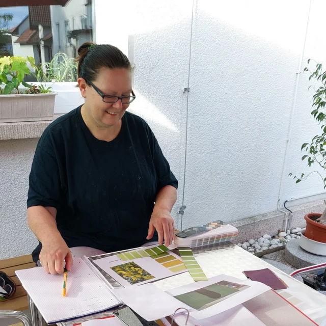 🎨💛 Ideen, Farben, Träume im Maison Fasson – der Anfang vom Goldregenzimmer
Im Hof des Maison Fasson sitzt Dorit, umgeben von Farbkarten, Entwürfen und Notizen. ☀️🖌️
Man sieht ihr die Freude an – hier entsteht etwas Neues! Wie bei all unseren Zimmern war auch beim Goldregenzimmer die Natur die Inspiration: der leuchtend gelbe Goldregen, eingerahmt von sanften Grüntönen 🌿💛

Mit dem geschulten Blick einer Malermeisterin und ganz viel Herz begann Dorit, das Farbkonzept zu planen – harmonisch, lebendig und voller Charakter.

So startet die Geschichte eines Zimmers, das heute Gäste willkommen heißt, die Ruhe, Stil und das Besondere lieben. 🏡✨
.
.
.
.
#MaisonFasson #Goldregenzimmer #RenovierungMitLeidenschaft #VintageCharme #Nordpfalz #Farbinspiration #FerienhausNordpfalz #Familienurlaub #Freundeszeit #Malermeisterin #gruppenhaus #ferienwohnung #donnersberg #ruppertsecken #donnersbergkreis #vacation #travel #pfalz #wandern #vintage #nordpfalz #ferienwohnung #fewo #pfälzerhöhenweg #selbstversorgerhaus #donnersbergtouristikverband #donnersbergtouristik #donnersberger_land #pfalzliebe