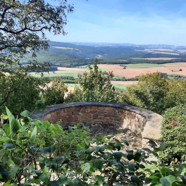 🏰🌻 Sommerlicht über alten Mauern
Die Reste des Rundturms der Burg Rupprechtseck stehen seit Jahrhunderten über dem Dorf – heute sind sie ein stiller Aussichtsplatz am Nordpfälzer Höhenweg. 🌿✨
Von hier schweift der Blick weit über goldene Felder und grüne Wälder, die im warmen Sonnenlicht leuchten – ein Stück Pfalz, das Herz und Seele berührt. 💛
Wer im Maison Fasson zu Gast ist, hat solche Orte ganz nah: kleine Pausen voller Weite, Geschichte und Sommerglück. 🌞
.
.
.
.
#MaisonFasson #NordpfälzerHöhenweg #Sommererinnerung #NordpfalzEntdecken #MaisonFassonMomente #WandernUndGenießen #FerienhausNordpfalz #BurgRupprechtseck #Pfalzliebe #Sommerglück #gruppenhaus #ferienwohnung #donnersberg #ruppertsecken #donnersbergkreis #vacation #travel #pfalz #wandern #vintage #nordpfalz #ferienwohnung #fewo #pfälzerhöhenweg #selbstversorgerhaus #donnersbergtouristikverband #donnersbergtouristik #donnersberger_land #pfalzliebe