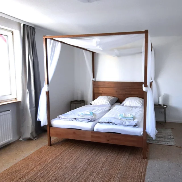 🌿✨ Ankommen & Abschalten – das Schlafzimmer der Ferienwohnung
Hell, modern und mit einem Hauch Romantik: Das Himmelbett aus warmem Holz steht im Mittelpunkt dieses Schlafzimmers. Weiche Decken und Kissen, leichte Vorhänge und natürliche Materialien schaffen eine Atmosphäre, in der man sofort tief durchatmen kann. 🌙💛

Die weiß gestrichenen Wände und der robuste Teppich aus Naturfasern betonen die Klarheit und Ruhe des Raums.
Hier verbindet sich modernes Design mit einer behaglichen Wärme – genau das, was wir uns für unsere Gäste im Maison Fasson wünschen. 🏡✨
.
.
.
.
#MaisonFasson #Ferienwohnung #ModernUndGemütlich #MaisonFassonMomente #FerienhausNordpfalz #NordpfalzEntdecken #Pfalzliebe #Himmelbett #UrlaubInDerPfalz #DesignUndWohlfühlen #gruppenhaus #ferienwohnung #donnersberg #ruppertsecken #donnersbergkreis #vacation #travel #pfalz #wandern #vintage #nordpfalz #ferienwohnung #fewo #pfälzerhöhenweg #selbstversorgerhaus #donnersbergtouristikverband #donnersbergtouristik #donnersberger_land