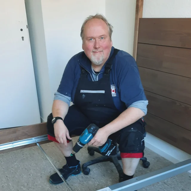 🔨🛏️ Mit Herz und Humor – das Himmelbett entsteht
Ein Handgriff hier, ein Lachen da – Thomas sitzt im Bettrahmen, der Akkuschrauber in der Hand, und man sieht sofort: Hier wird mit Freude gearbeitet. 💛
Das Himmelbett, das später zum Mittelpunkt eines der Schlafzimmer wird, steht für das, was das Maison Fasson ausmacht – liebevolle moderne Details, Qualität und ganz viel Persönlichkeit. ✨

Heute ist das Zimmer längst fertig – hell, gemütlich und modern eingerichtet.
Perfekt für alle, die im Urlaub nicht nur schlafen, sondern ankommen möchten. 🏡🌙
.
.
.
.
#MaisonFasson #Ferienwohnung #RenovierungMitHerz #MaisonFassonMomente #FerienhausNordpfalz #NordpfalzEntdecken #UrlaubInDerPfalz #HandwerkMitLiebe #Pfalzliebe #ModernUndGemütlich #gruppenhaus #ferienwohnung #donnersberg #ruppertsecken #donnersbergkreis #vacation #travel #pfalz #wandern #vintage #nordpfalz #ferienwohnung #fewo #pfälzerhöhenweg #selbstversorgerhaus #donnersbergtouristikverband #donnersbergtouristik #donnersberger_land